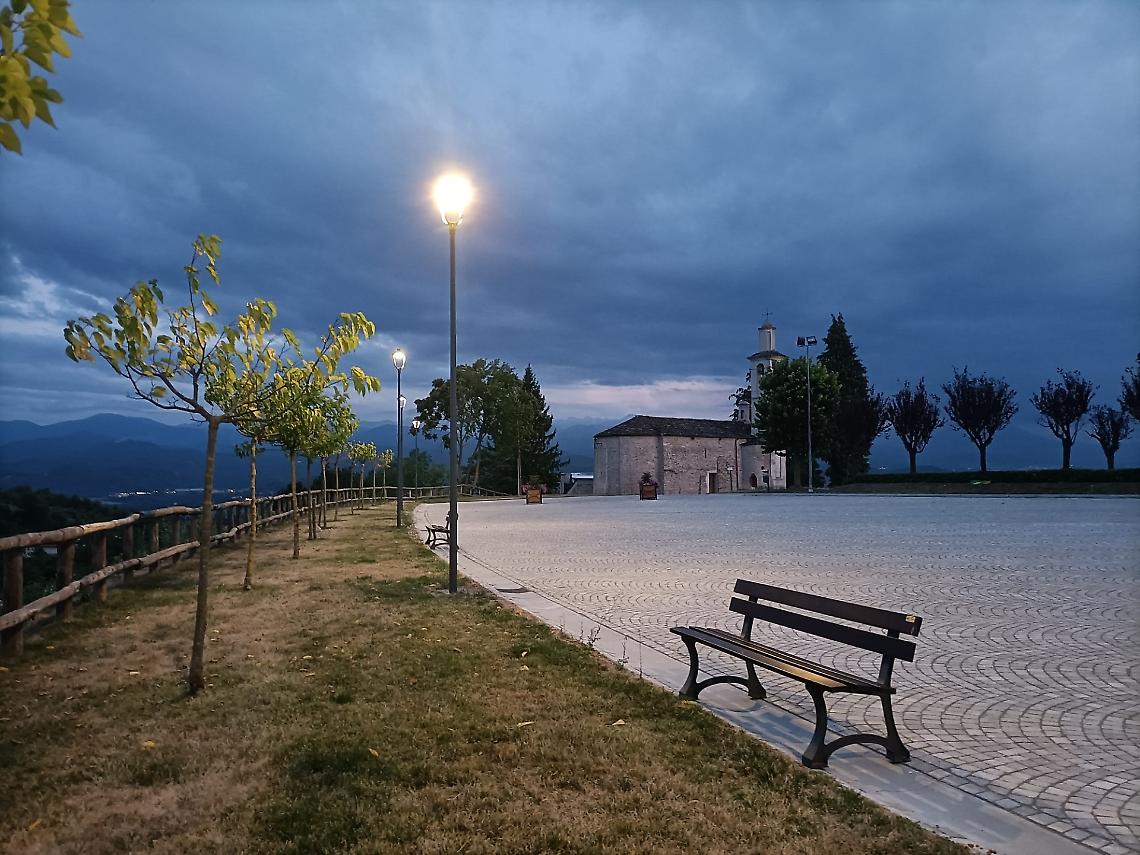 Il belvedere "Balcone di Langa" illuminato è un vero spettacolo