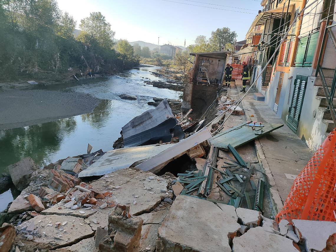 Crolla un muro: 11 persone evacuate