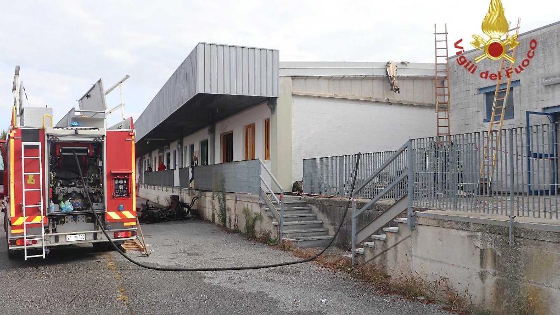 Incendio alla Citt&agrave; Antiquaria : capannone in fiamme