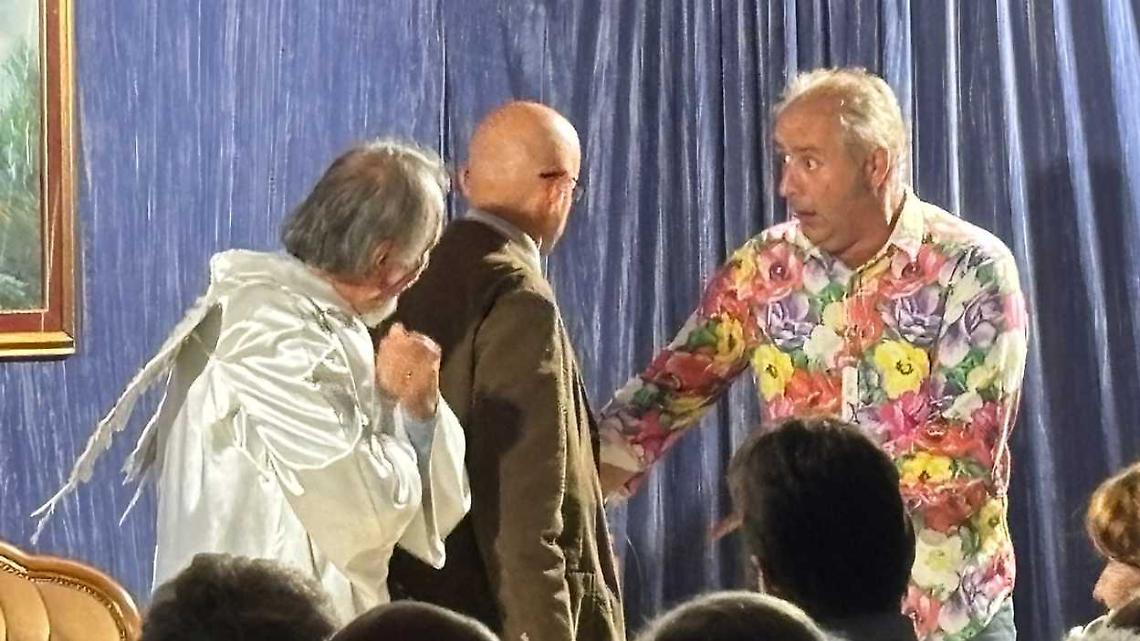 150 spettatori e oltre 1000 euro in beneficienza: successo per la commedia in memoria di Occelli e degli amici di teatro