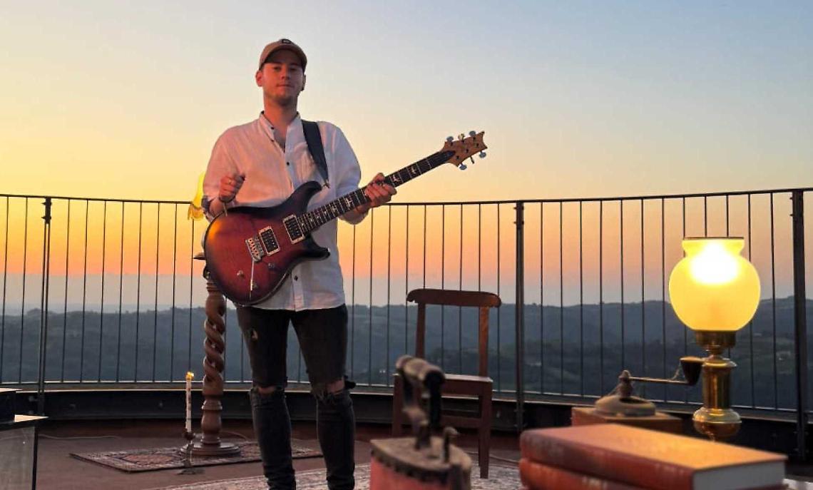 La sfida di Filippo: un videoclip girato in cima ad una torre medievale
