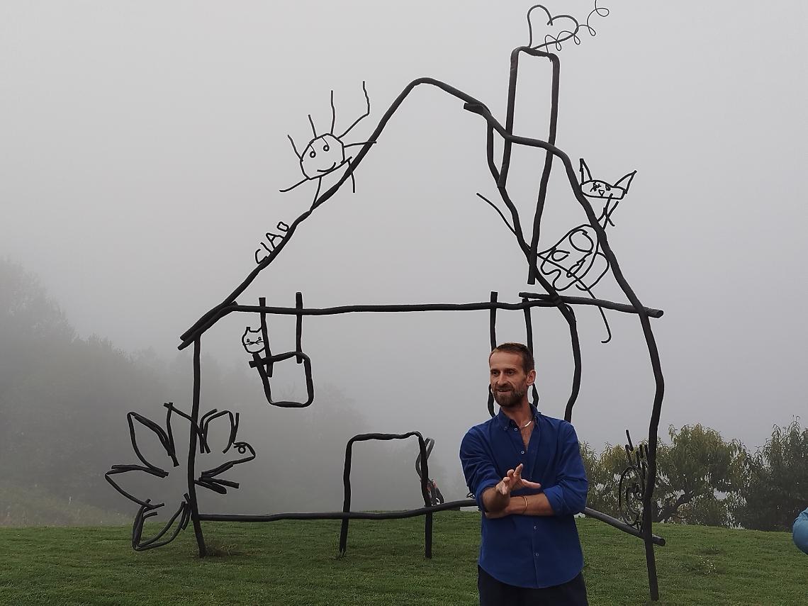 I disegni dei bimbi sui banchi diventano un'opera d'arte sulla quale ci si può... arrampicare!