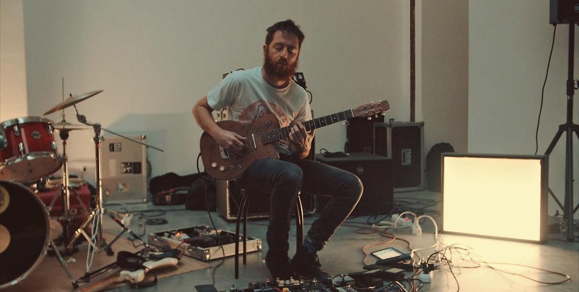 Meditazioni elettriche: il viaggio sonoro di Pilia, tra gli affreschi di San Fiorenzo