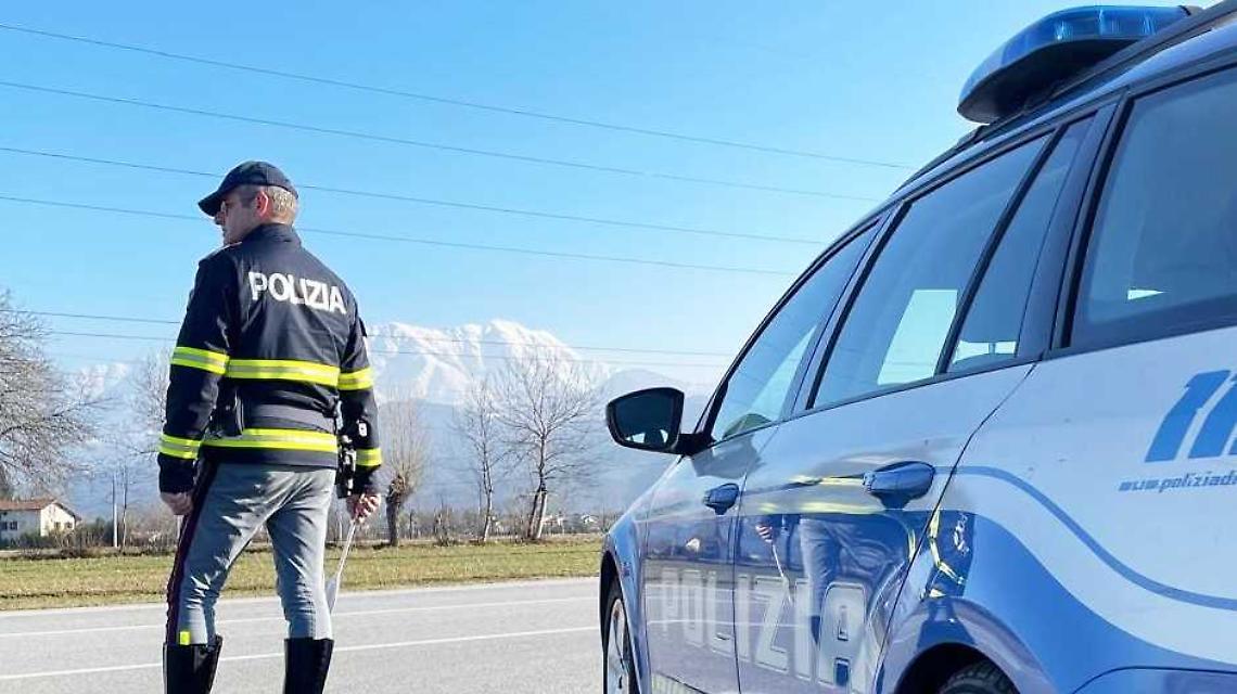 Fermato dalla Polizia, si spaccia per un altro. Era ricercato per furto
