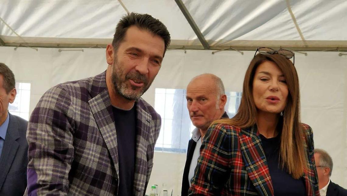 Gigi Buffon superstar a Frabosa: bagno di folla al Galà della Castagna d’Oro