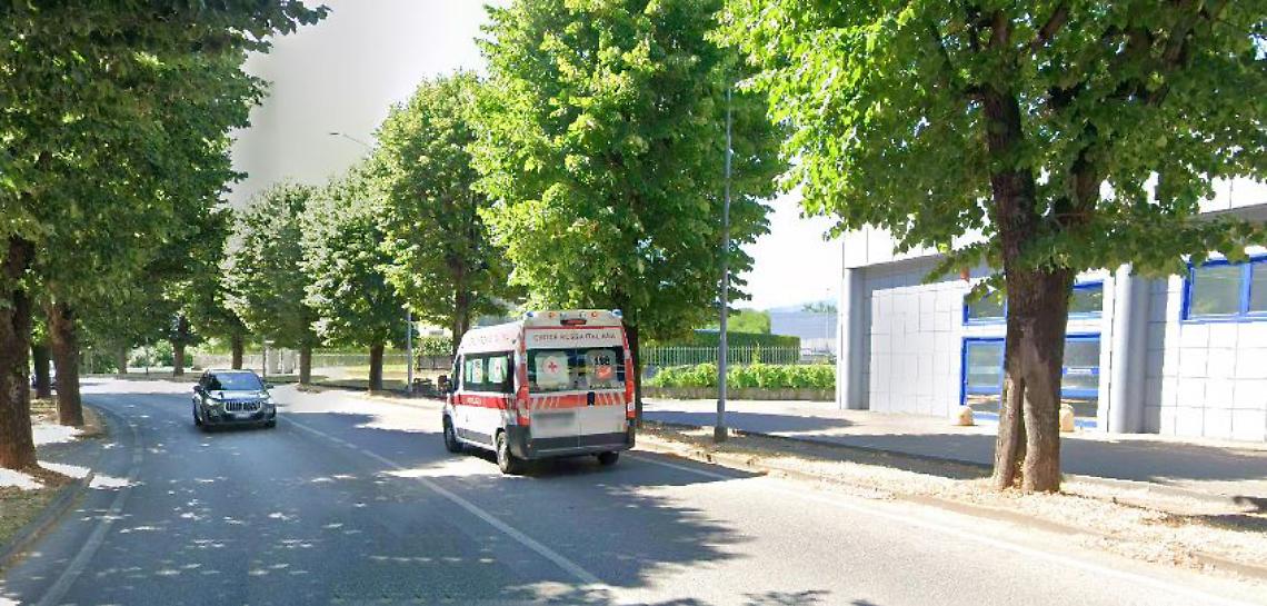 Mamma e figlio investiti mentre attraversano la strada