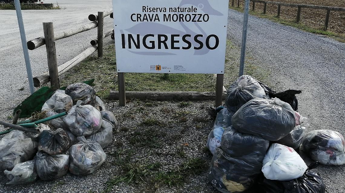Durante la passeggiata "plastic free", i volontari raccolgono 150 kg di rifiuti