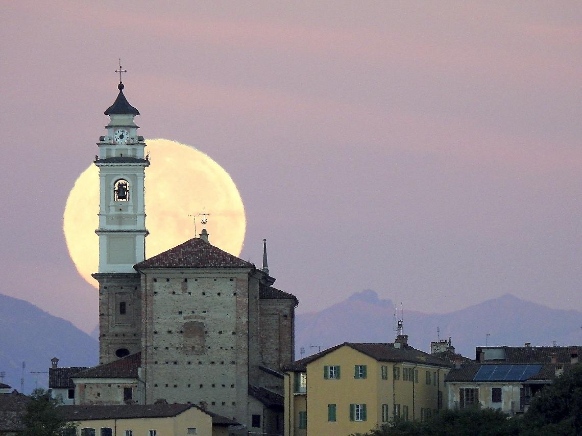 La superluna "del cacciatore" illumina il Cuneese: gli scatti di Marco Aimo, all'alba