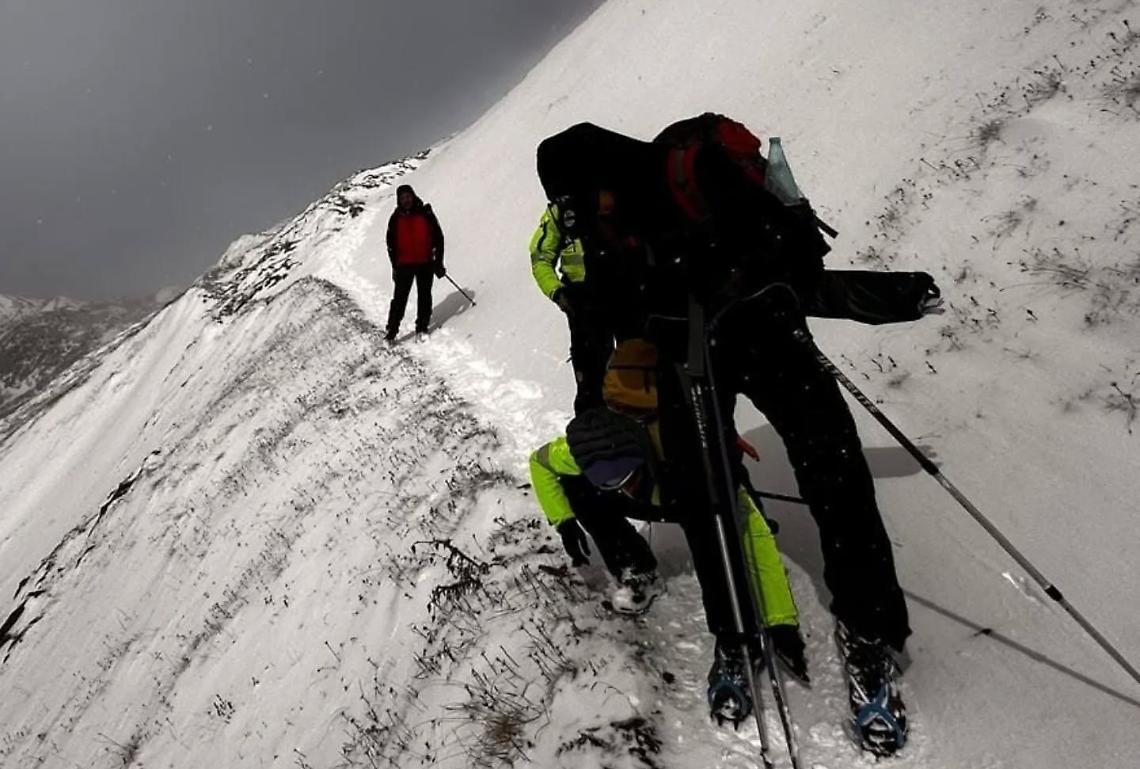Bloccato nel bivacco per il meteo avverso: i soccorritori sfidano le intemperie a piedi