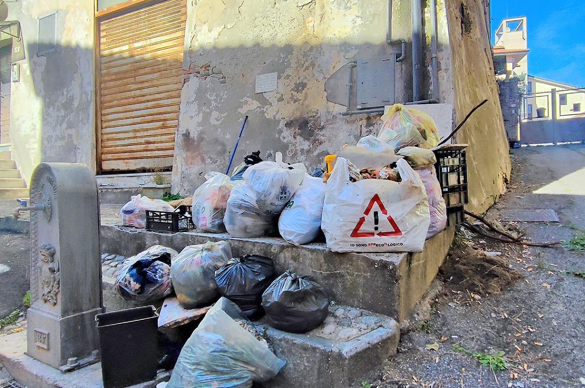 Quegli angoli di città coi rifiuti abbandonati: perché?