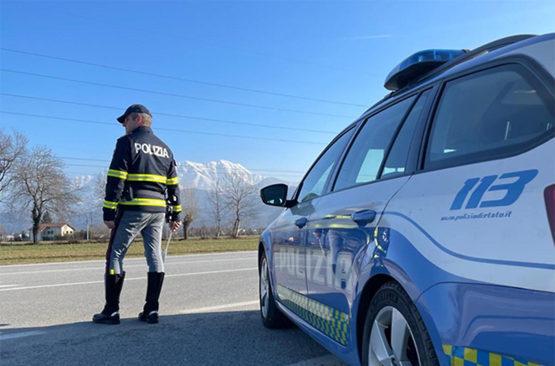 Fa due chilometri in contromano sulla tangenziale e ignora l’alt: fermata dalla Polizia