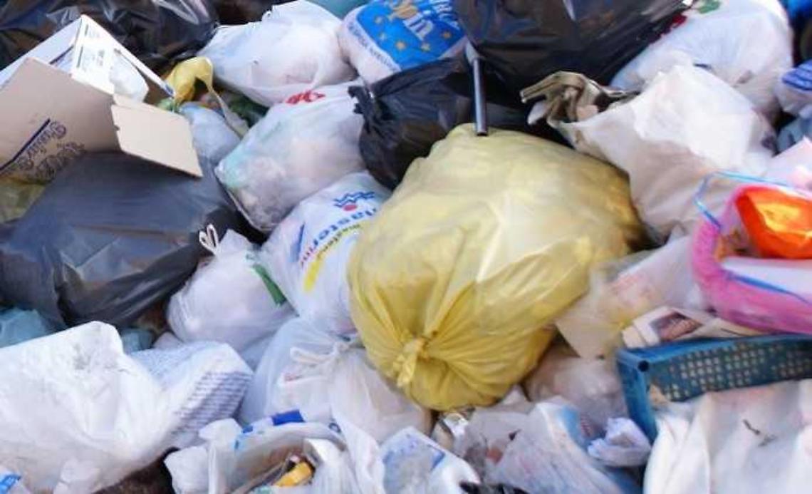 Beccato a scaricare rifiuti in strada: multa salata