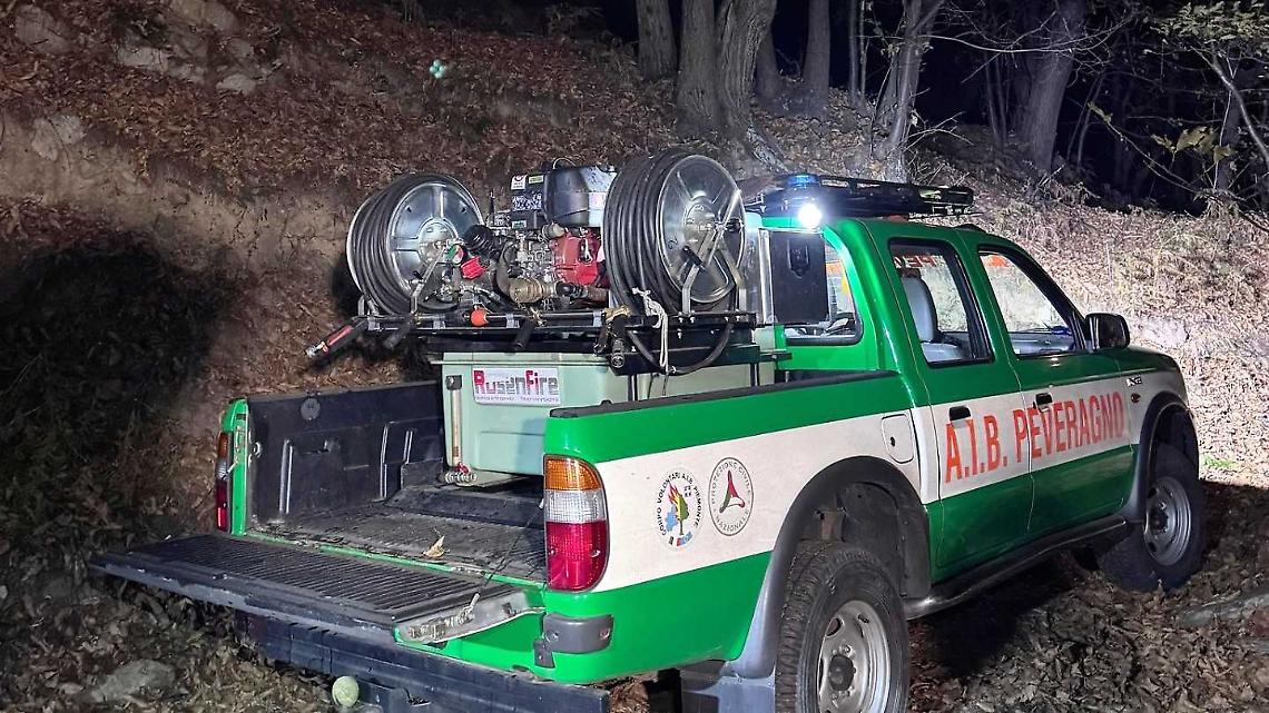 Bosco di castagni in fiamme, presidio nella notte 