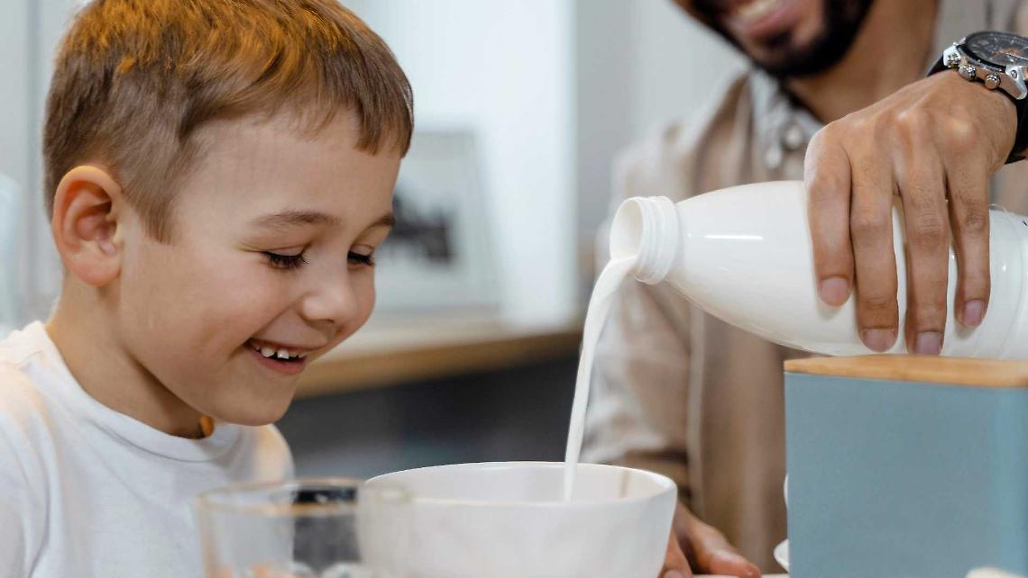 Prezzo del latte giù, il settore caseario trema: “Rischio crisi se il trend continua”
