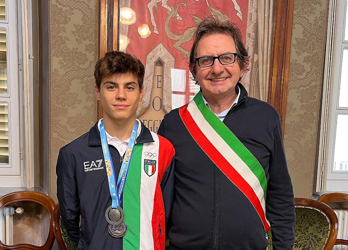 Il paese si tinge di azzurro e accoglie il campione di canoa Dennis Fina