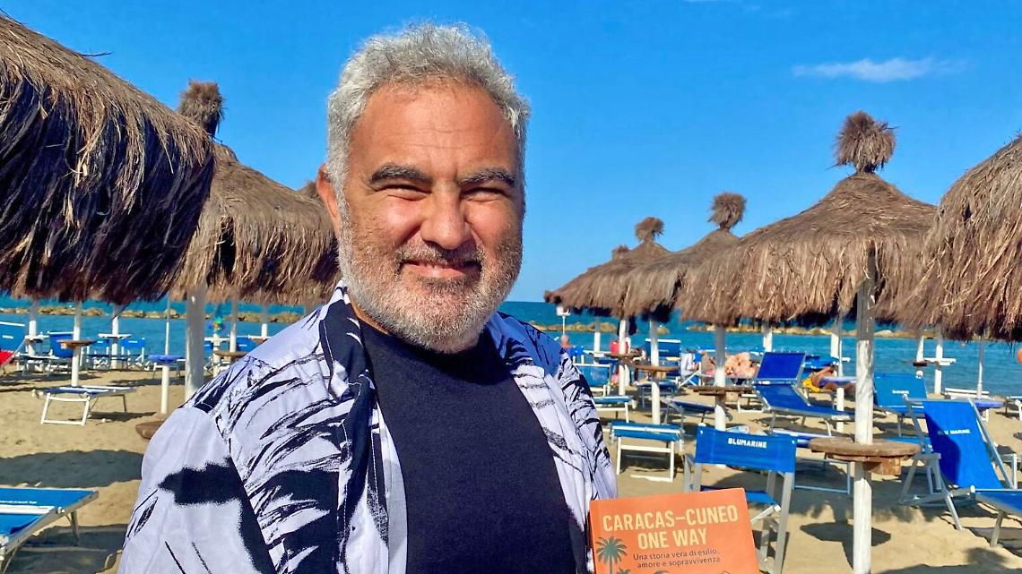 «Ho scritto questo libro per mio figlio»: la storia di Claudio. Dal Venezuela all'Italia, alla ricerca della felicità