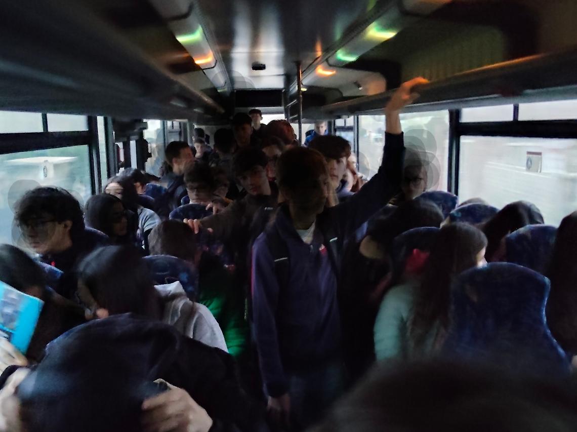 Il sindaco prende il bus degli studenti per testimoniare i disagi