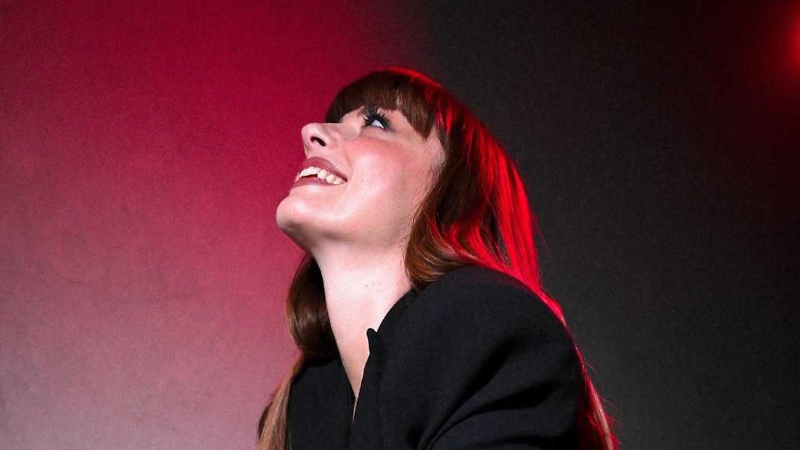 Dalla ragazza di Carcare alla tigre sul letto: Annalisa va "a fuoco" nel nuovo album