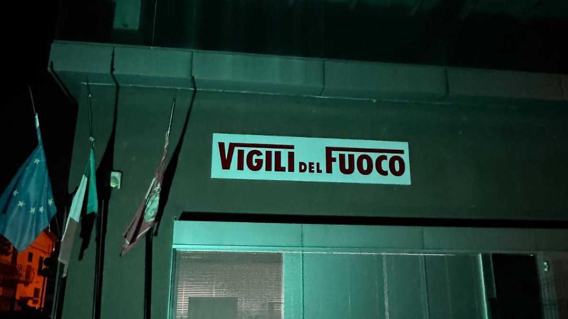 Perchè la caserma dei Vigili del fuoco si è illuminata di verde