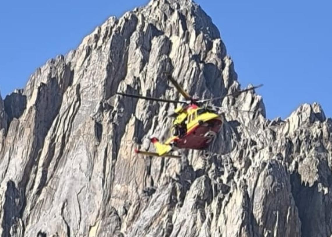 Sente le urla e interviene subito: tecnico del Soccorso Alpino "fuori servizio" interviene e salva un escursionista