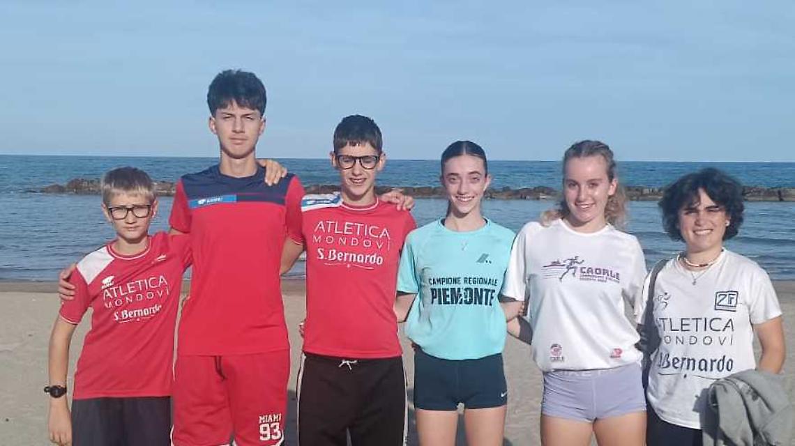 Emma, Carolina e Aurelio ai piedi del podio con la maglia del Piemonte