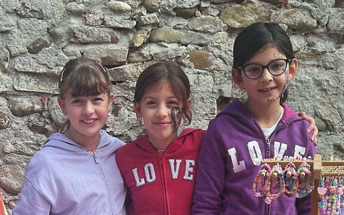 Tre bimbe e un solo cuore: così hanno trasformato braccialetti in speranza per i bambini malati