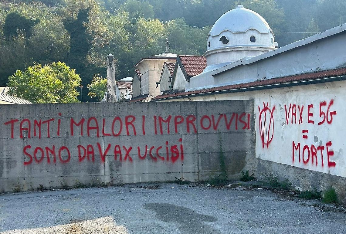 Rosse scritte “No vax” sui muri del cimitero
