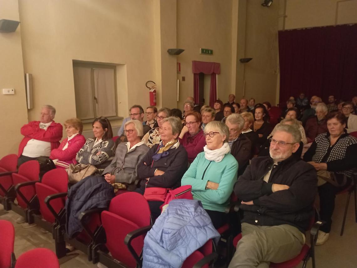 Risate, emozioni e riflessioni: la Crica del Borgat apre “Sipario Aperto”