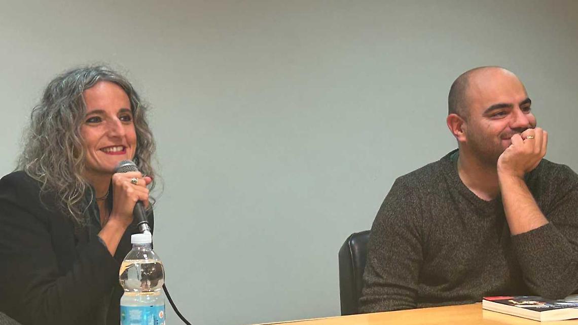 Sala piena per incontrare la scrittrice Enrica Tesio