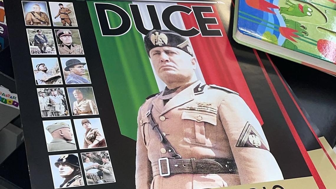 Il caso del calendario di Mussolini al supermercato: «Un errore»