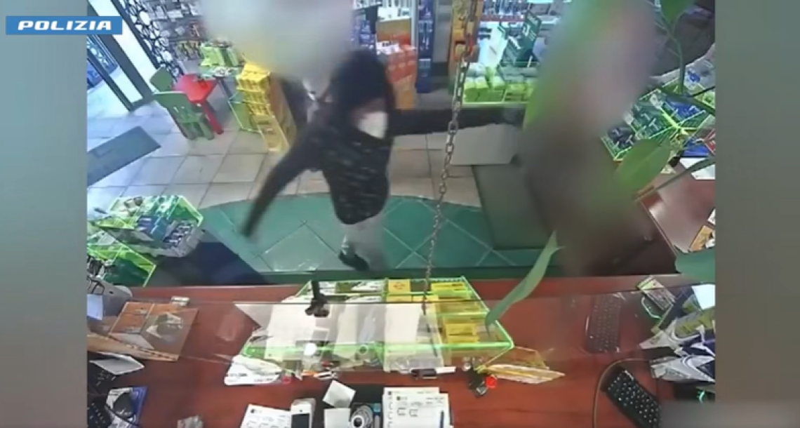 Serie di rapine armati di coltelli e di un martello: arrestati due uomini
