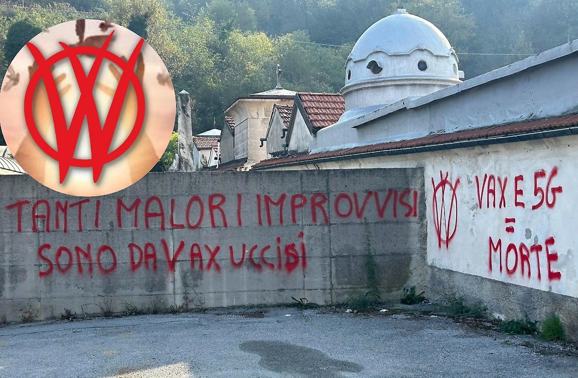 Scritte rosse sui muri del cimitero: c’è la rivendicazione!