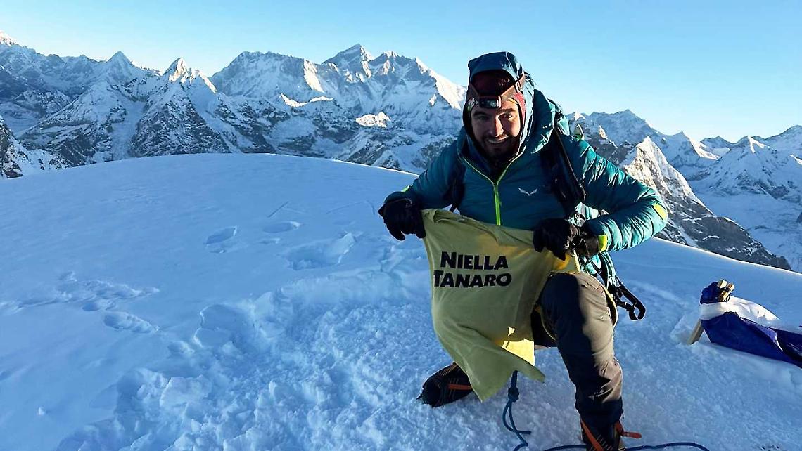 Una bandiera di Niella Tanaro sventola tra le cime più alte del mondo