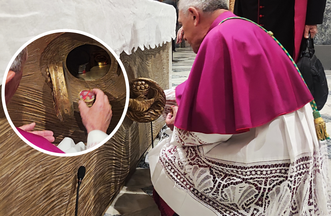 Nel nuovo altare le reliquie del patrono, del vescovo e del papa