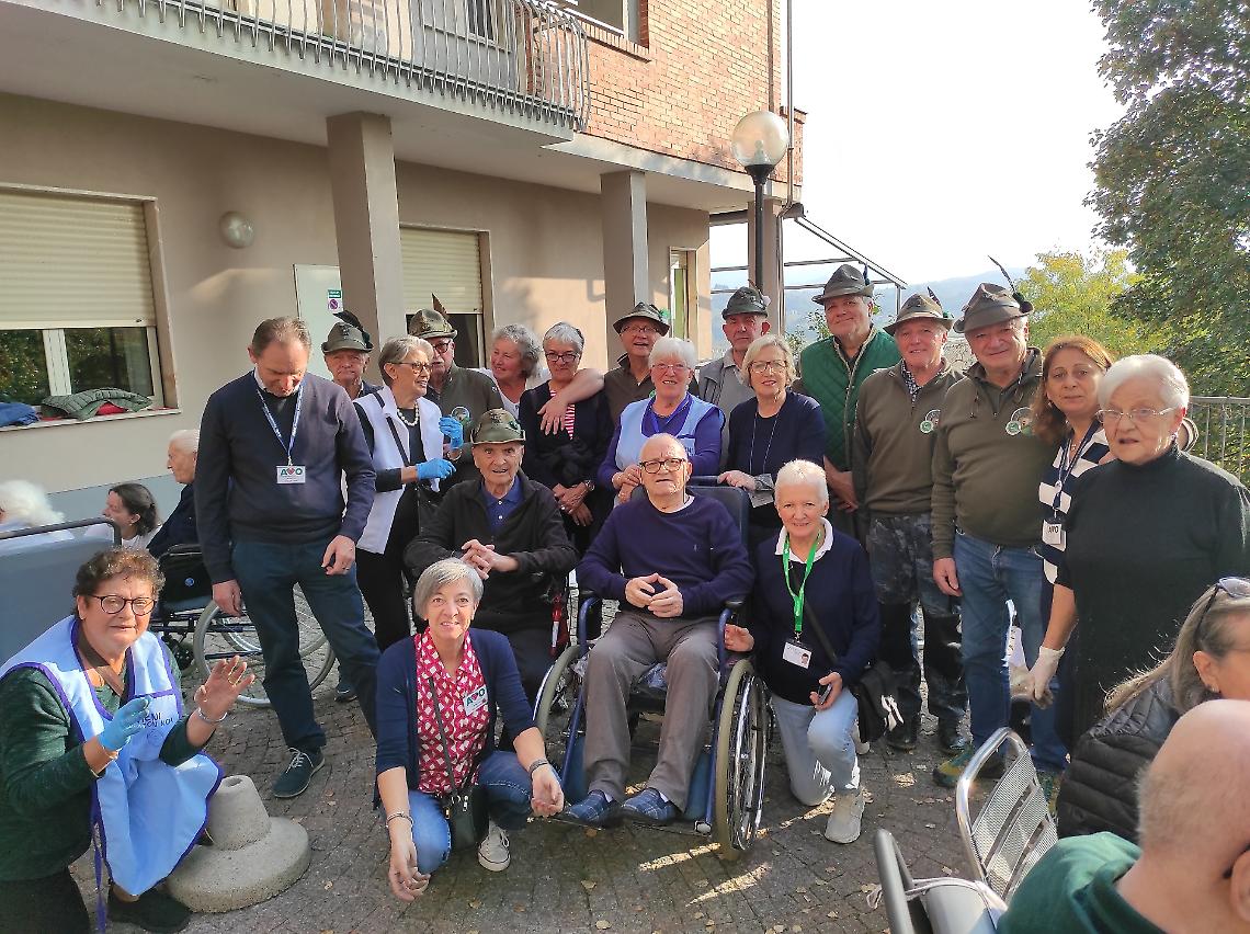 Castagne, sorrisi e amicizia: la Casa di Riposo di Vicoforte celebra l’autunno con gli Alpini
