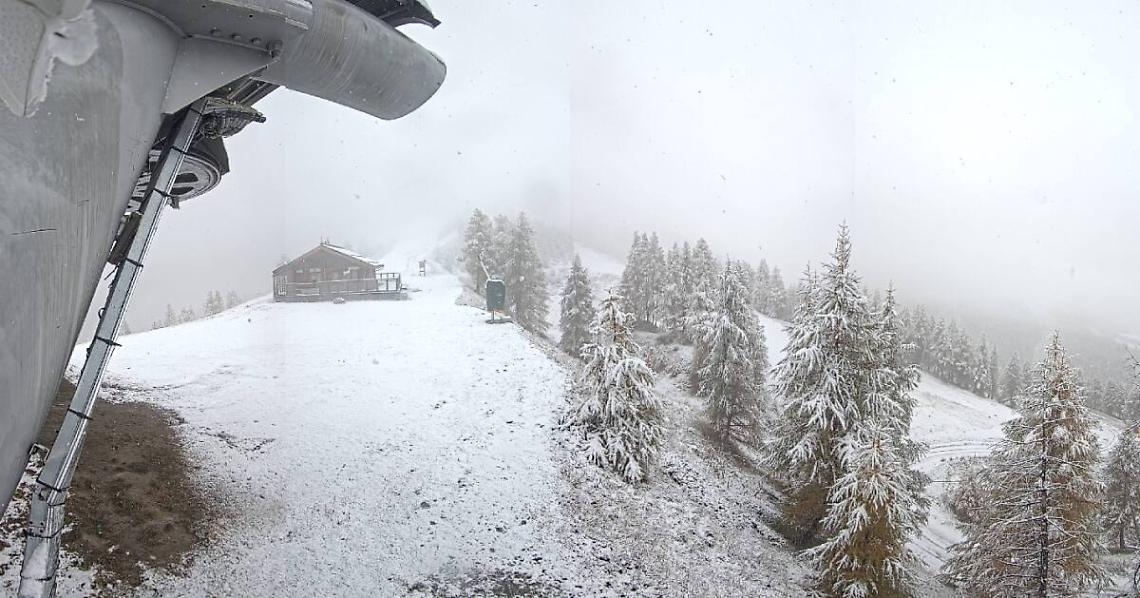 Nevicata d'autunno in corso in Val Susa, fiocchi fino a Claviere