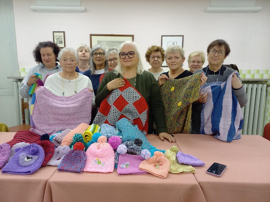 Un filo di solidarietà: Claudia e il suo gruppo di ricamatrici al lavoro per le persone più fragili