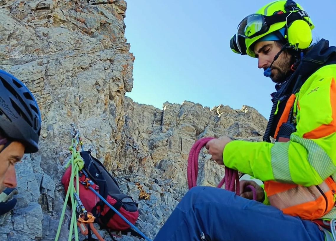 Escursionisti bloccati su una cresta rocciosa: salvati dal Soccorso Alpino