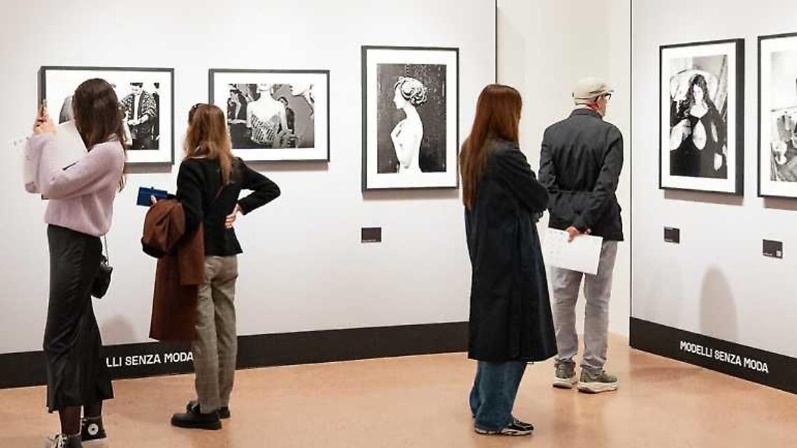 Lo sguardo del fotografo Ferdinando Scianna, dietro ai lustrini e alle paillettes della moda