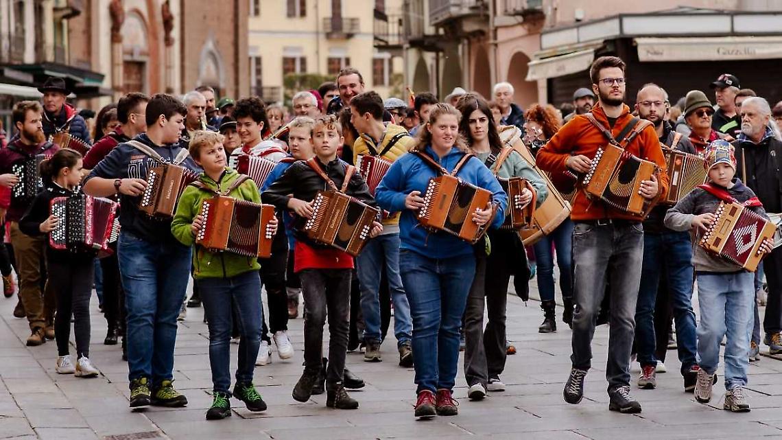 Saluzzo danza verso l’inverno: torna “Uvernada”, suoni e culture sotto il Monviso