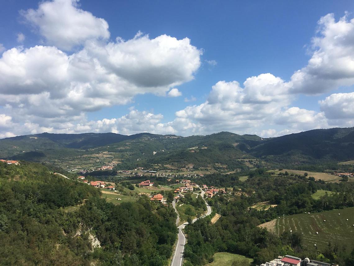Alta Langa che accoglie: agriturismi e ospitalità rurale spingono lo sviluppo del turismo