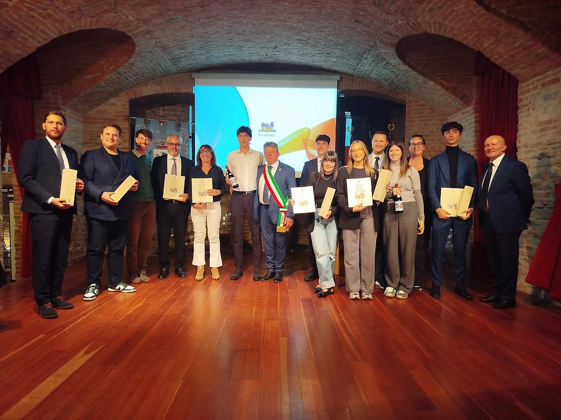 Relatori, studenti del progetto e sindaco, durante la presentazione del Bilancio "Pop", a Dogliani 