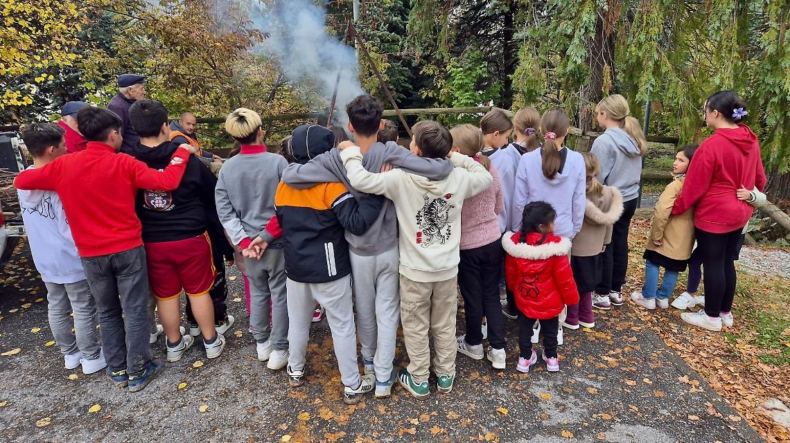 Bambini e anziani insieme per celebrare la dolcezza dell’autunno