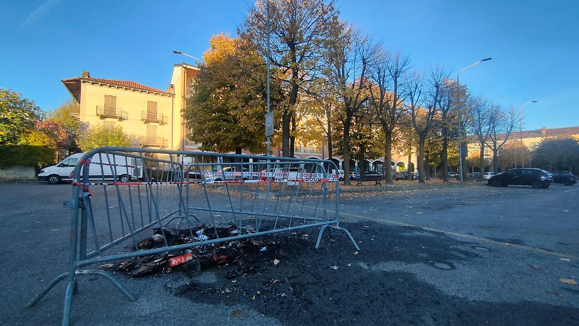 Cassonetto dei rifiuti a fuoco nel centro paese