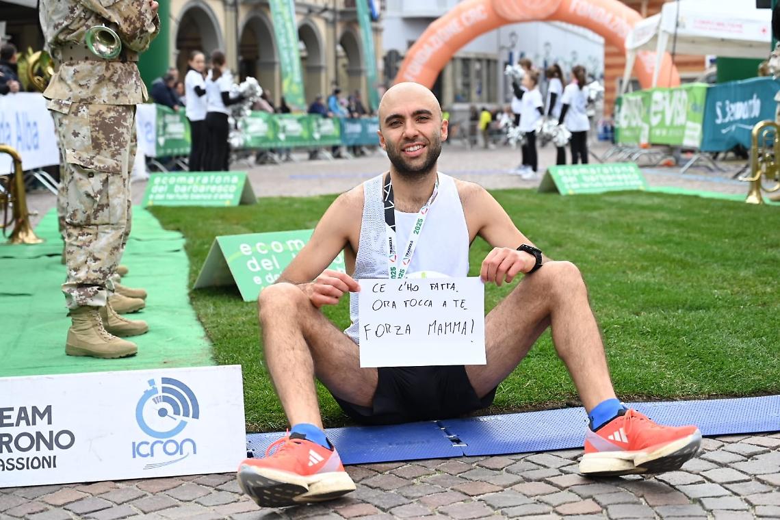 Gabriele vince la mezza maratona e la dedica alla mamma: «Ora tocca a te»