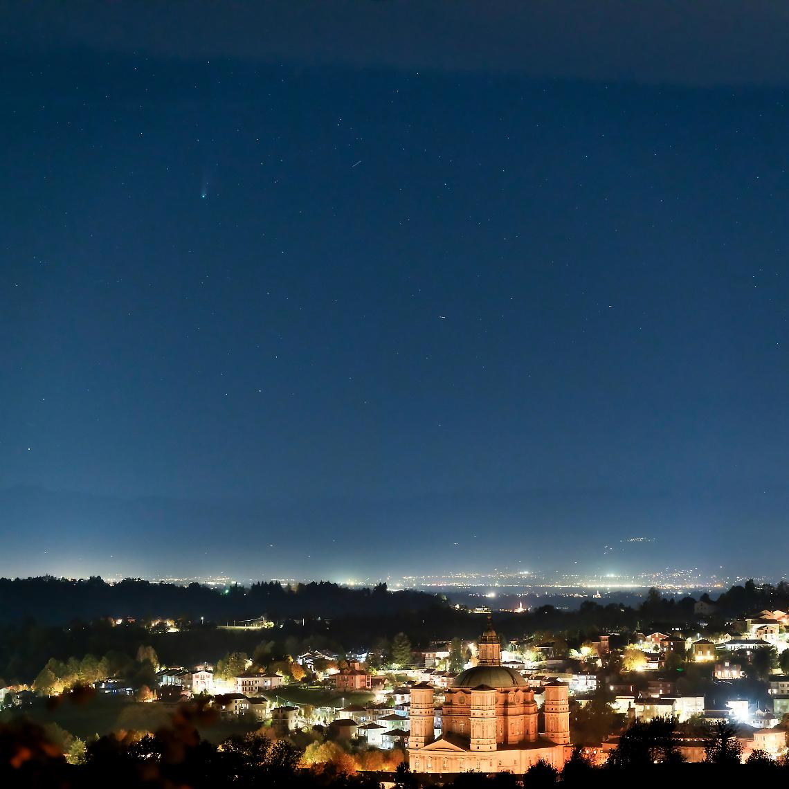 La cometa e il Santuario: nuovo magico scatto di Donatello Diaspro