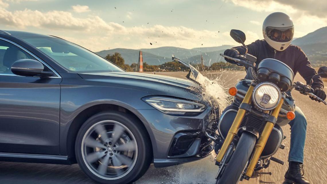 Gli automobilisti "non vedono" i motociclisti? Una ricerca svela come il cervello tradisce chi guida  