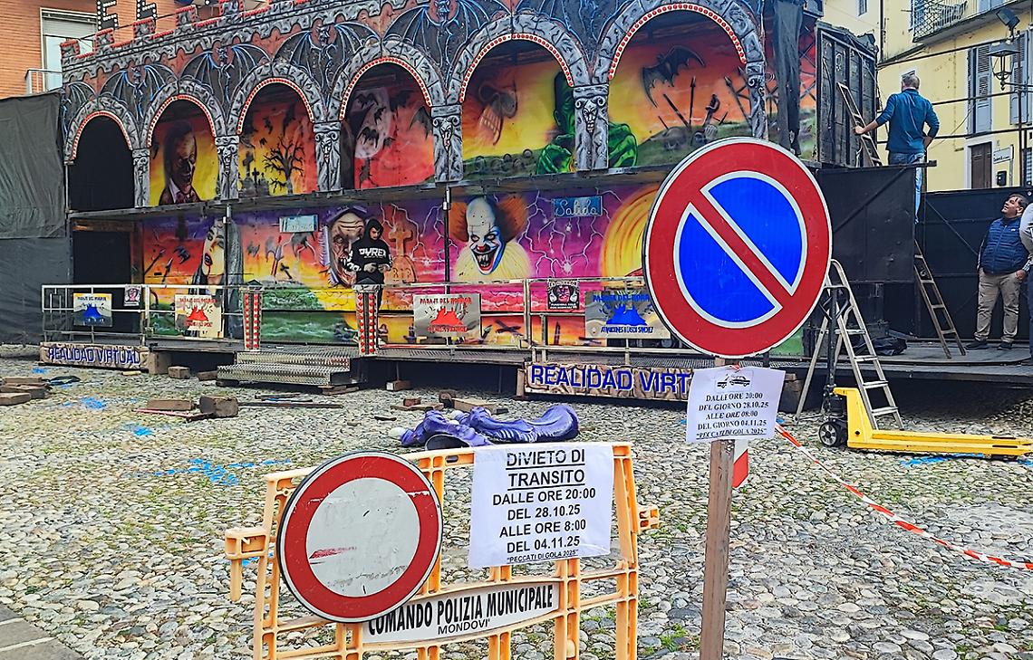 Arriva halloween, con stand di dolcetti e case stregate: si montano i "baracconi", strade e piazze chiuse