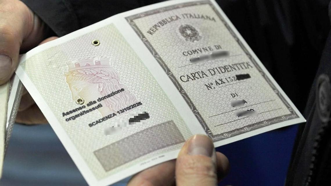 Addio alla carta d’identità cartacea: da agosto 2026 non sarà più valida per l’espatrio