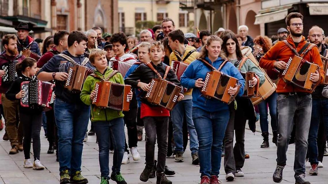 Uvernada 2025: la musica prende la strada, tra ghironde, tamburi e libert&agrave;